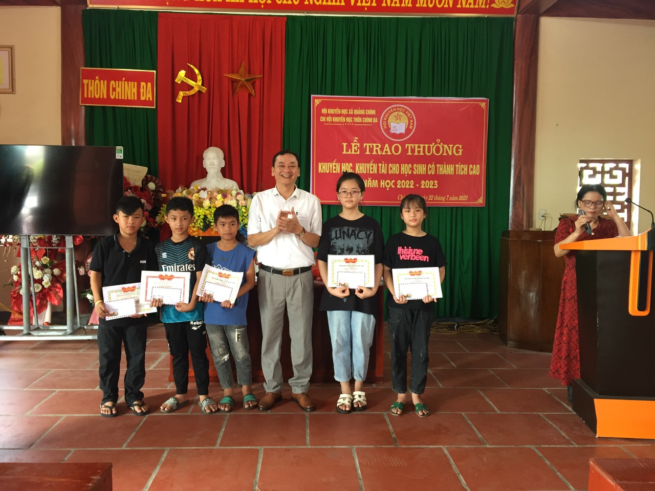 Hội khuyến học xã Quảng Chính trao quà khuyến học, khuyến tài cho học sinh thôn Chính Đa có thành tích xuất sắc năm học 2022 – 2023!