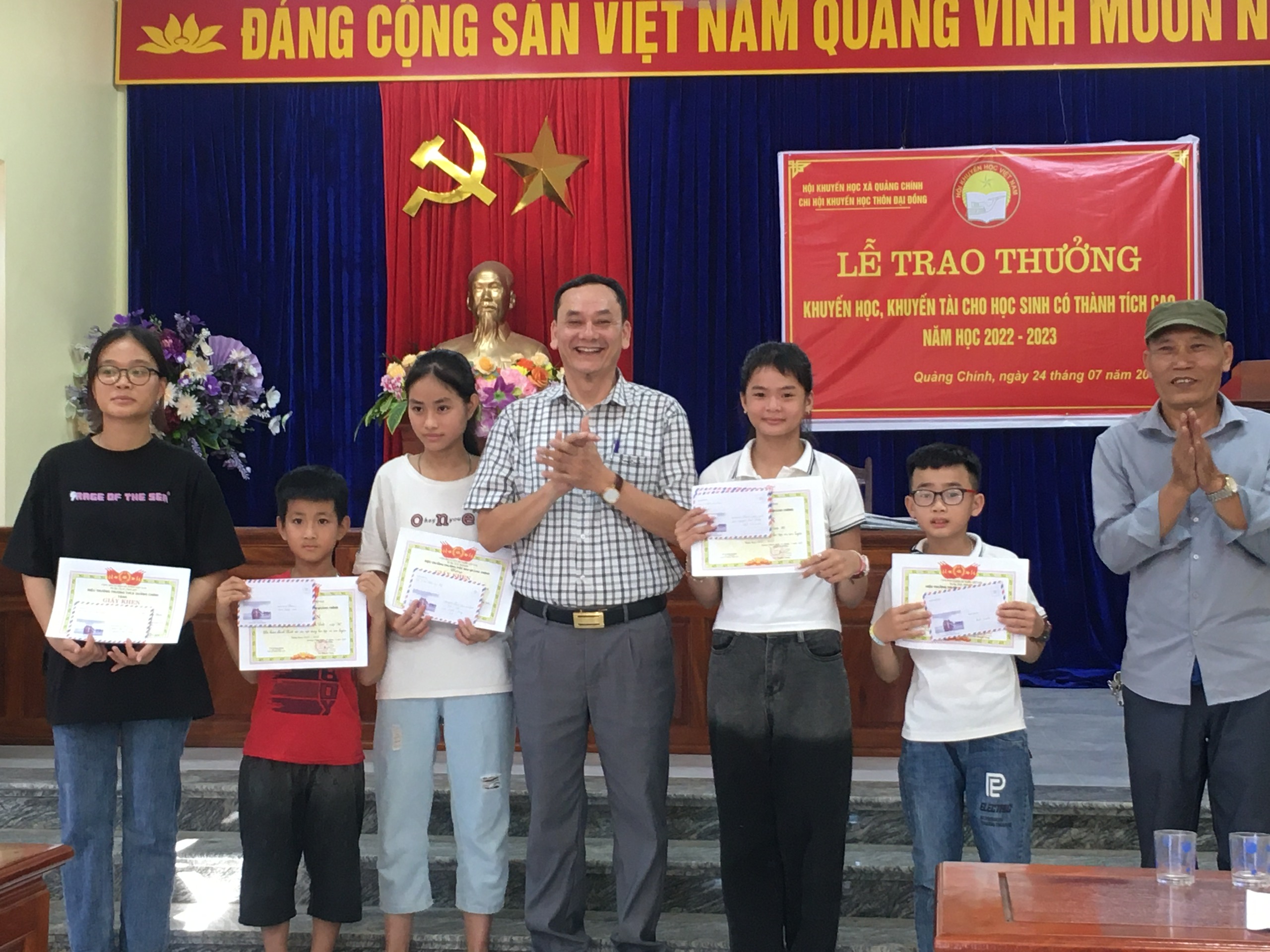 Hội khuyến học xã Quảng Chính trao quà khuyến học, khuyến tài cho học sinh thôn Đại Đồng có thành tích xuất sắc năm học 2022 – 2023!